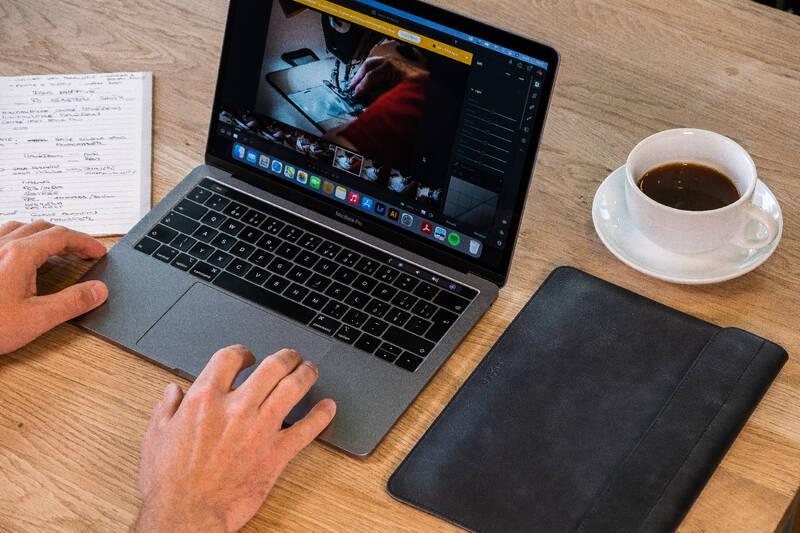 Pouzdro FIXED Oxford na Apple MacBook Air 13,6" M2 černé