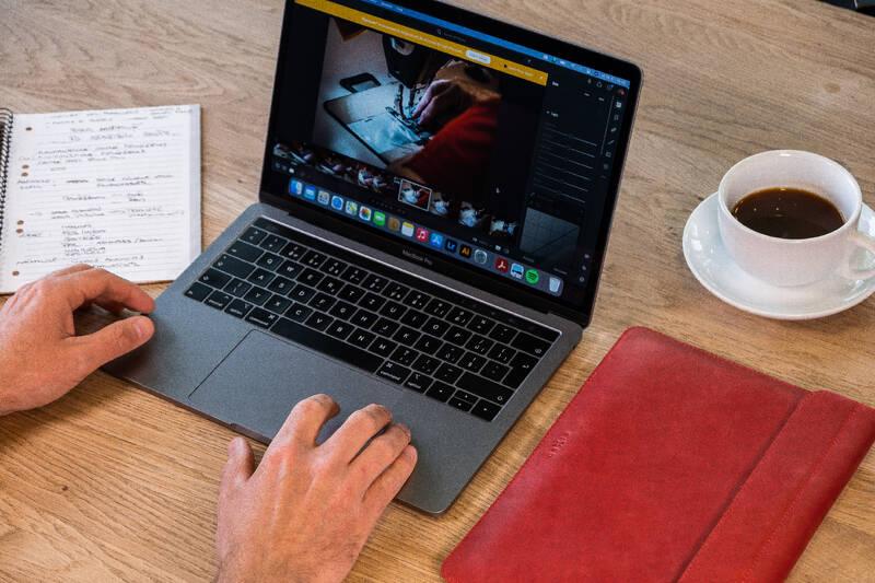 Pouzdro FIXED Oxford na Apple MacBook Air 13,6" M2 červené
