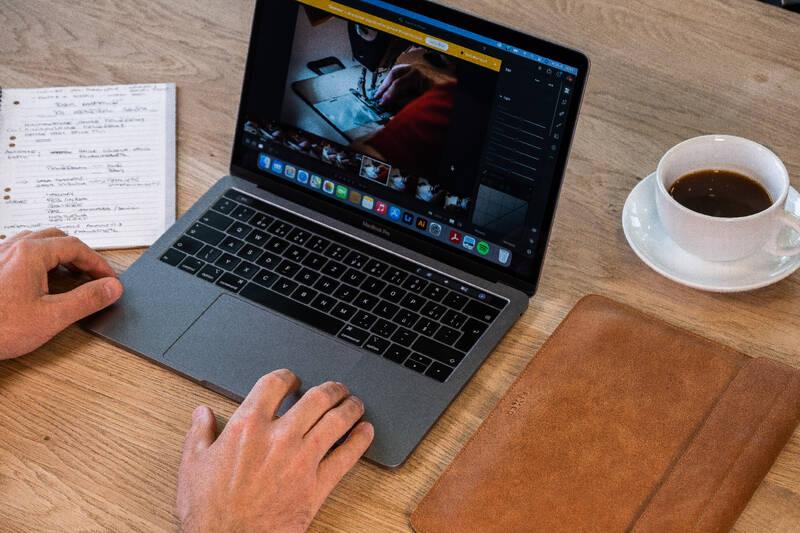 Pouzdro FIXED Oxford na Apple MacBook Air 13,6" M2 hnědé