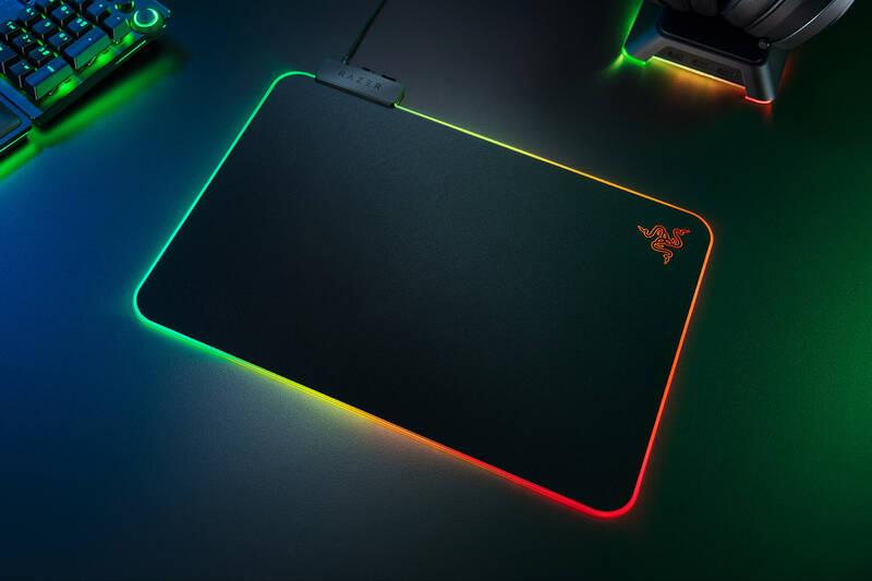 Podložka pod myš Razer Firefly V2, 35,5 x 25,5 cm černá