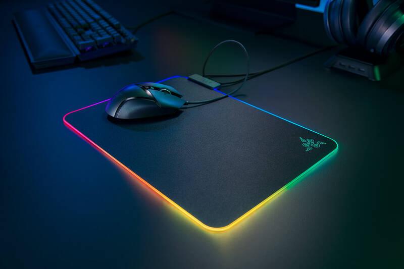 Podložka pod myš Razer Firefly V2, 35,5 x 25,5 cm černá