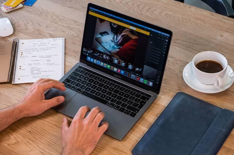 Pouzdro FIXED Oxford na Apple MacBook Air 13" Retina modré